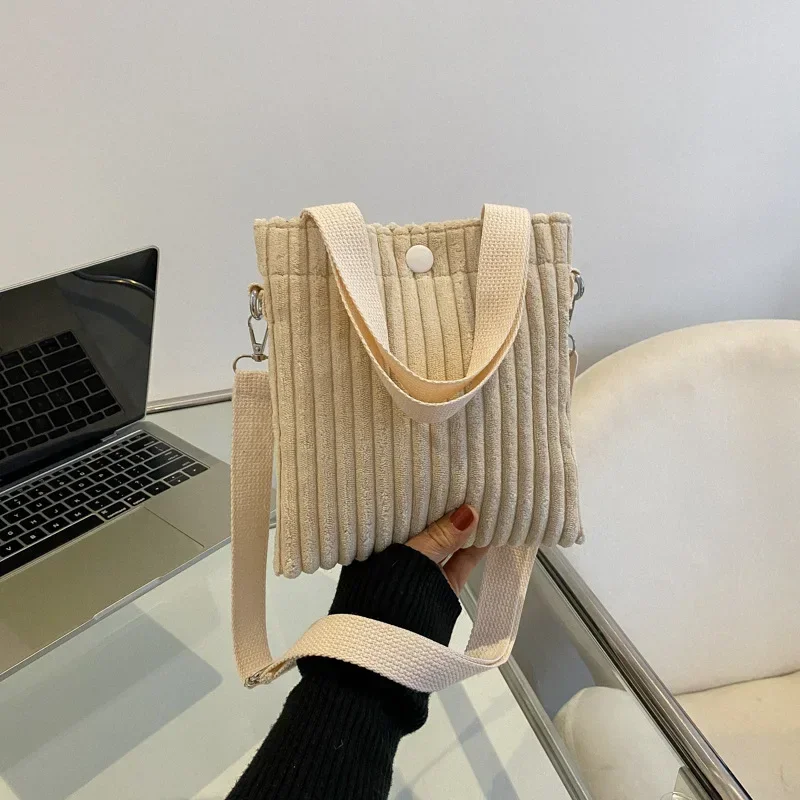 Вельветовая маленькая сумочка 2023 Новая модная сумка через плечо в простом стиле Однотонная бархатная простая сумка-ведро для женщин