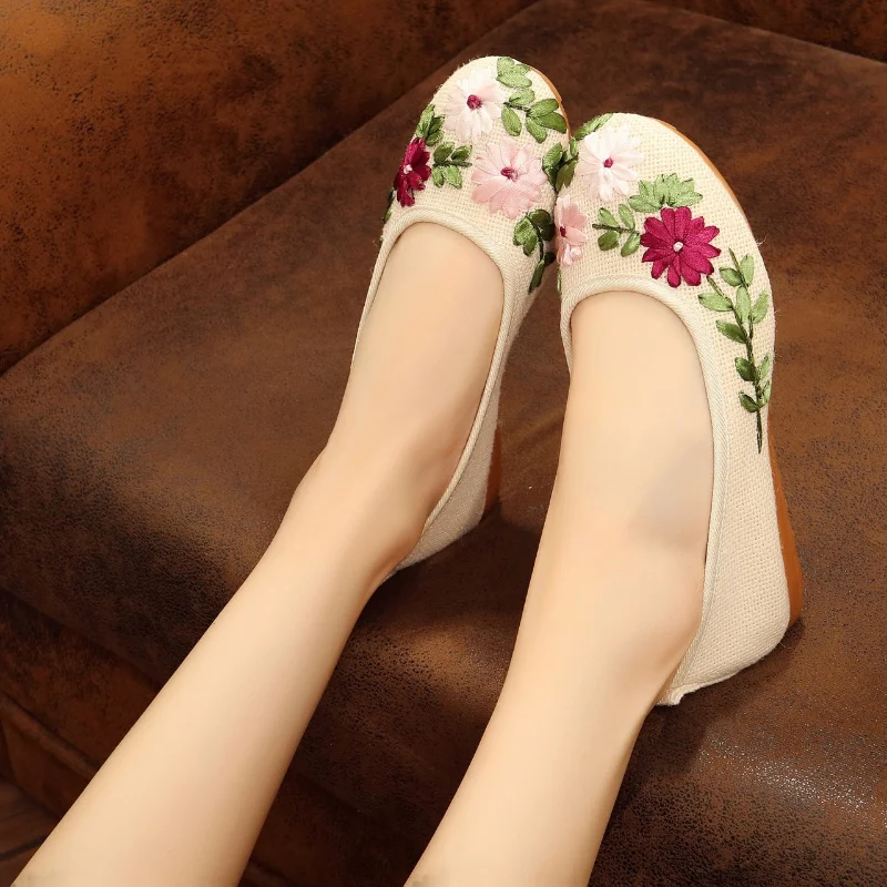 2023 Новая китайская девушка вышитая ткань обувь горячий холст женский повседневный плоский мокасин хлопковая ткань вышивка женская обувь
